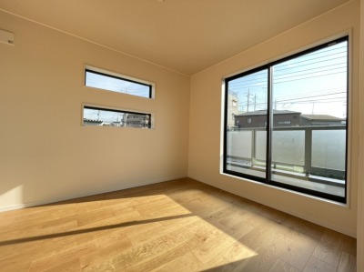 バルコニーに面した洋室はとっても明るいお部屋です！
布団干しも楽々ですし、天気の良い日は外に出て風にあたるのも良いですね！
