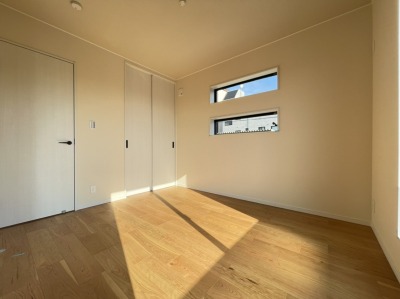 2面採光でとっても明るいお部屋です！
子供部屋としても良さそうです！
お日様の光がサンサンと入るお部屋は気持ちがいいですね！