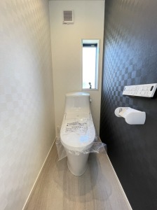 ウォシュレット付きです！
小窓もあるので換気も出来て採光もしっかり確保！