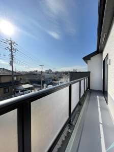 広々としたバルコニーがあり、たくさんの洗濯物を干すことができます！
日当たりが良く暖かいですよ～！