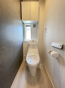 上部に収納棚があり、トイレットペーパーや掃除用具をスッキリ収納できます！