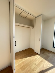 クローゼットも内にはハンガーパイプも設置されています！
そのまま洋服を掛けられるので、洋服ダンスも必要なさそうですね！