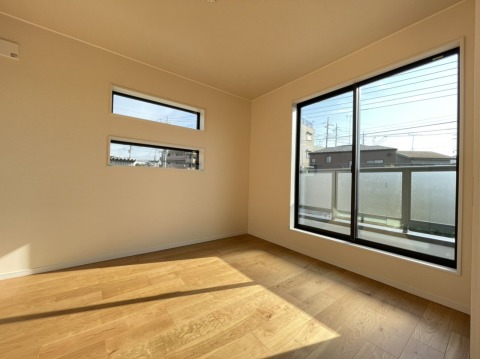 バルコニーに面した洋室はとっても明るいお部屋です！
布団干しも楽々ですし、天気の良い日は外に出て風にあたるのも良いですね！