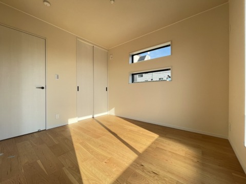 2面採光でとっても明るいお部屋です！
子供部屋としても良さそうです！
お日様の光がサンサンと入るお部屋は気持ちがいいですね！