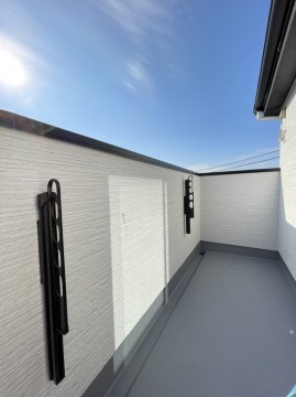 見てください！ゆったりとしたルーフバルコニーです!
洗濯物干しはもちろん、くつろぎの場所としてもGood!
天気の良い日は、読書やお茶でも楽しみたいですね！