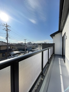 広々としたバルコニーがあり、たくさんの洗濯物を干すことができます！
日当たりが良く暖かいですよ～！
