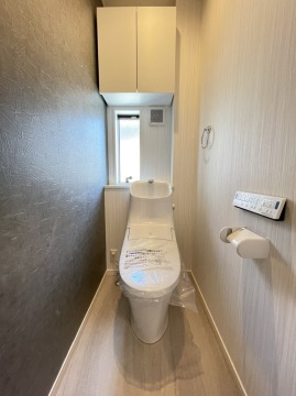 上部に収納棚があり、トイレットペーパーや掃除用具をスッキリ収納できます！